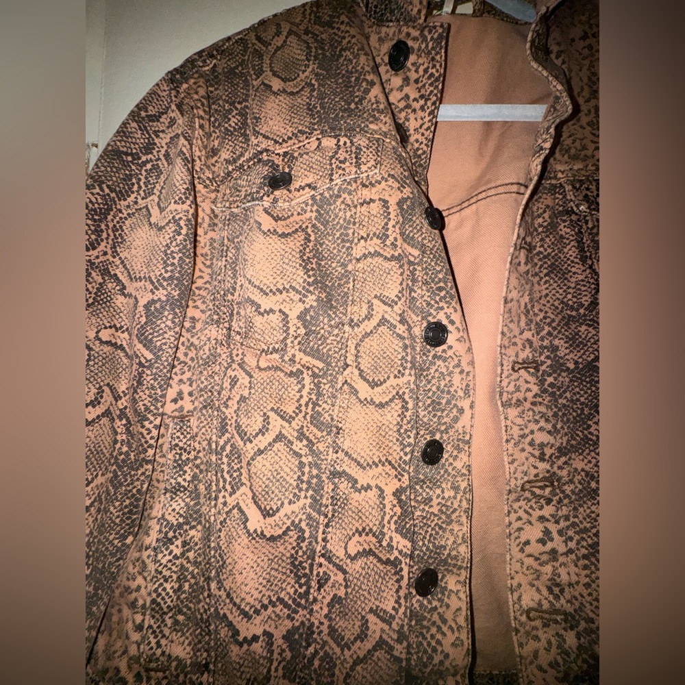 Free People Oversized snake skin print Jean Jacket EUC - Picture 8 of 9